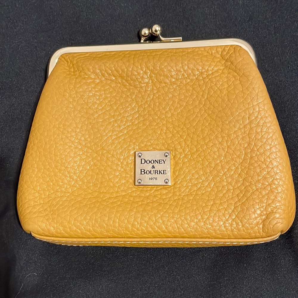 Like New Dooney & Bourke Pebble Leather Kisslock Coin Purse